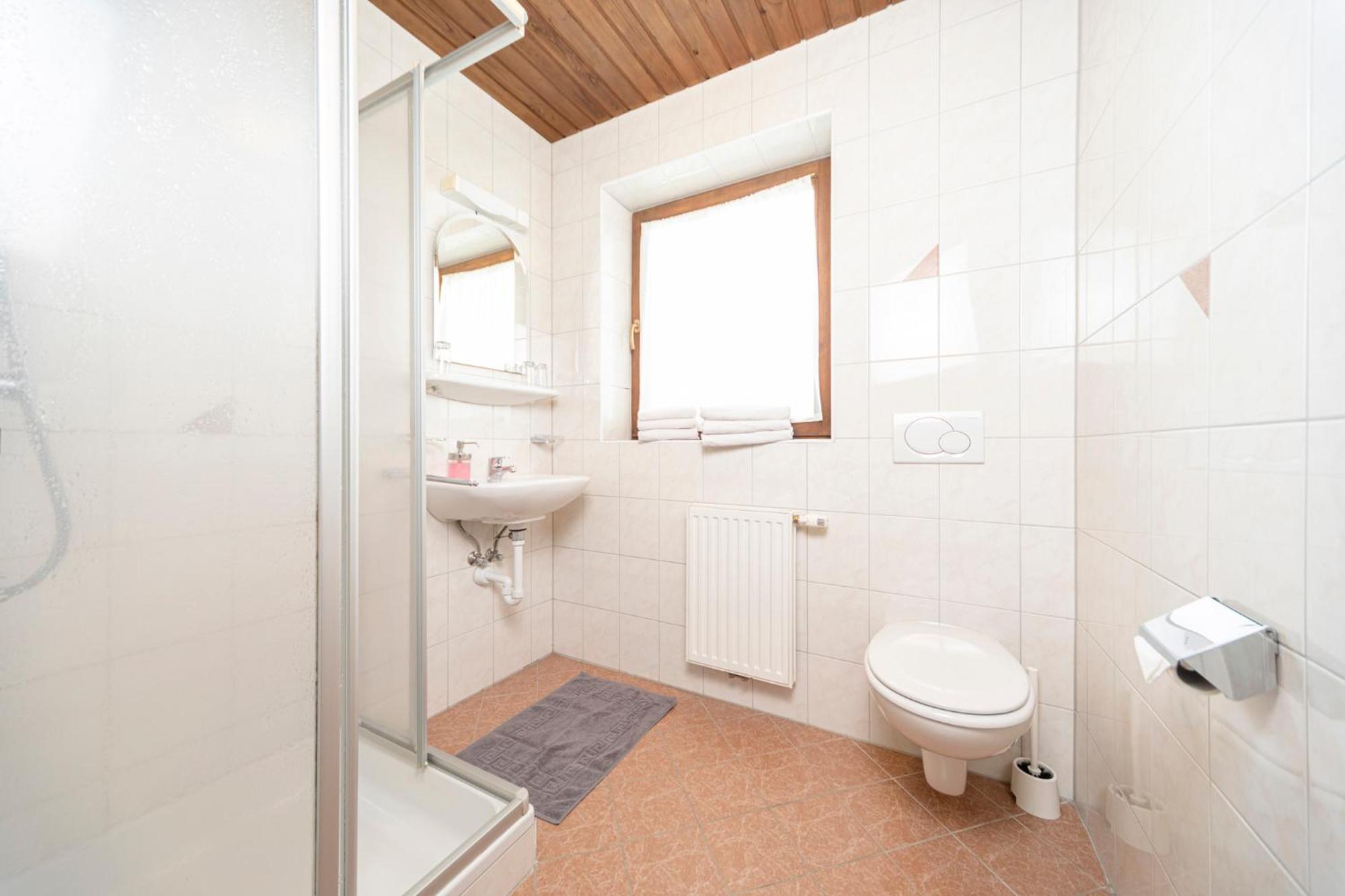 Gasthof Pension Knapp Pensión Strass im Zillertal